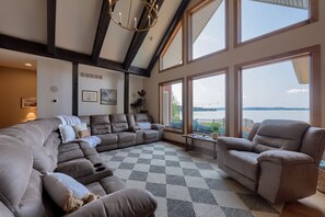 Smart TV, chimenea, futbolito, libros