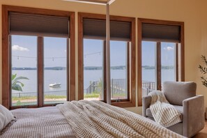 5 makuuhuonetta, työpöytä, silitysrauta/-lauta, vauvan matkasänky