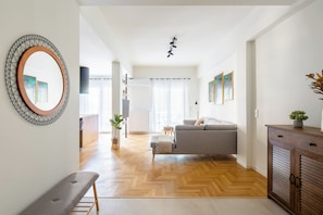 Appartement, 2 chambres, cuisine, vue ville | Salle de séjour | TV connectée de 50 pouces avec chaînes numériques, services de streaming