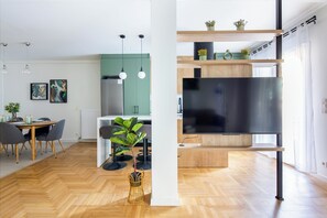 アパートメント 2 ベッドルーム キッチン シティビュー | リビングルーム | 50 インチのスマートテレビ (デジタル放送視聴可)、ストリーミングサービス
