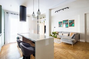 Appartement, 2 chambres, cuisine, vue sur la ville | Salle de séjour | Téléviseur connecté de 50 po avec télévision numérique