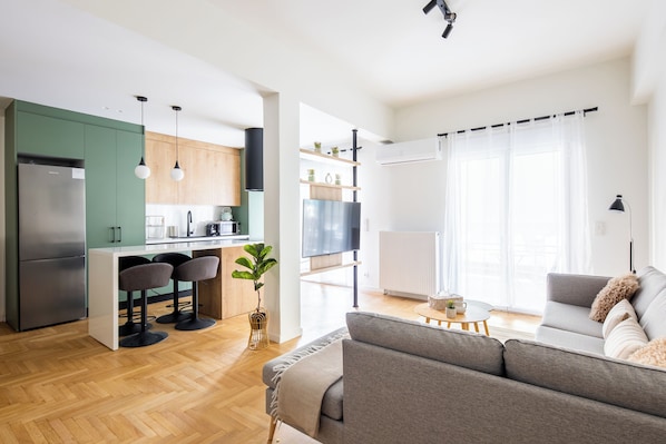 Appartement, 2 chambres, cuisine, vue ville | Salle de séjour | TV connectée de 50 pouces avec chaînes numériques, services de streaming