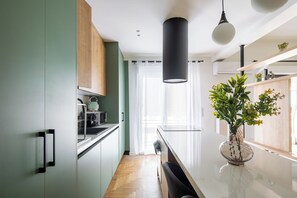 Lägenhet - 2 sovrum - kök - utsikt mot staden | Eget kök | Stort kylskåp, mikrovågsugn, ugn och spishäll
