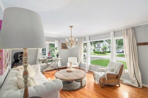 Smart TV, fireplace - Luxury Rice University/Med Center large family home for guests, kids and pets! (Houston)