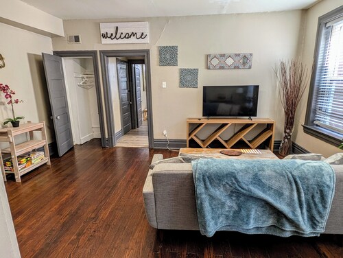 Modern 1BR/B in Quiet St. Louis 4-Plex close to major hospitals & attractions.