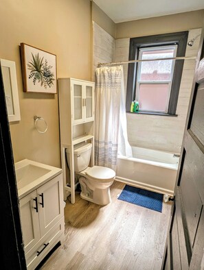 Serviettes fournies, savon, shampoing, papier toilette