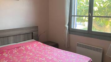 Iron/ironing board, WiFi, bed sheets