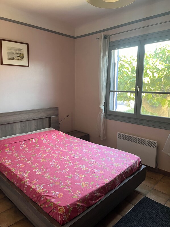 2 chambres, fer et planche à repasser, Wi-Fi, draps fournis