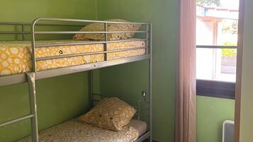2 habitaciones, tabla de planchar con plancha, wifi y ropa de cama