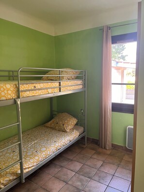 2 chambres, fer et planche à repasser, Wi-Fi, draps fournis