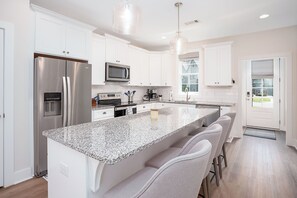 Fridge, microwave, oven, stovetop - Luxury Gameday Townhome at Auburn Airport 4 bedroom/3 1/2 bath End unit (Auburn)