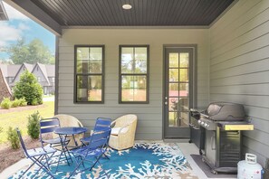 Outdoor dining - Luxury Gameday Townhome at Auburn Airport 4 bedroom/3 1/2 bath End unit (Auburn)