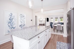 Dining - Luxury Gameday Townhome at Auburn Airport 4 bedroom/3 1/2 bath End unit (Auburn)