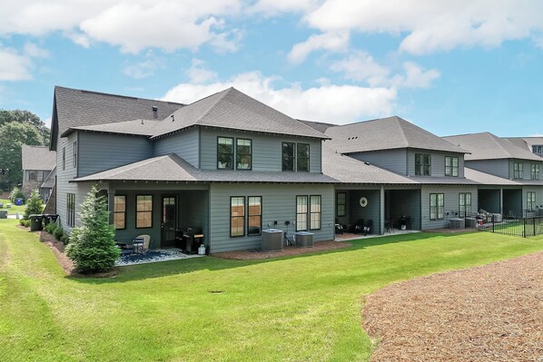 Exterior - Luxury Gameday Townhome at Auburn Airport 4 bedroom/3 1/2 bath End unit (Auburn)