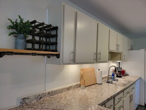 Frigorifero, forno, piano cottura, lavastoviglie