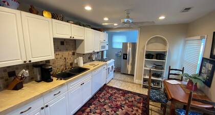 3-Bedroom 3 Bath Beach Cottage in Carolina Beach Paws Welcome 2 Blocks to Ocean