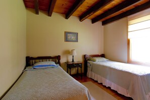 3 bedrooms, iron/ironing board, WiFi, bed sheets - Butler's Pine Cottage (Stanhope)