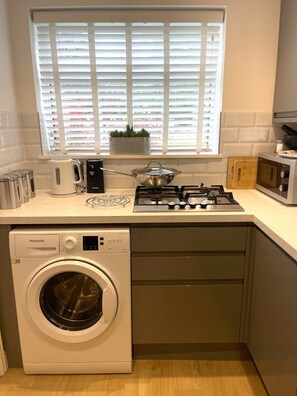 Refrigerador, microondas, horno y parrilla de estufa