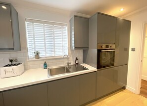 Fridge, microwave, oven, stovetop - Stylish 2 bed Apartment - Walk to Addenbrookes (Cambridge)