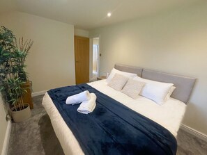 2 habitaciones, escritorio, tabla de planchar con plancha y wifi gratis