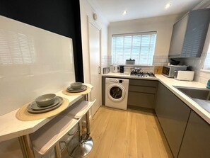 Jääkaappi, mikroaaltouuni, uuni, liesi