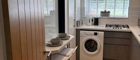 Kühlschrank, Mikrowelle, Ofen, Herdplatte