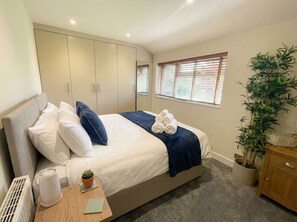 2 bedrooms, desk, iron/ironing board, free WiFi - Stylish 2 bed Apartment - Walk to Addenbrookes (Cambridge)