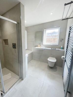 Hair dryer, towels - Stylish Single Storey House in Fen Ditton village (Cambridge)