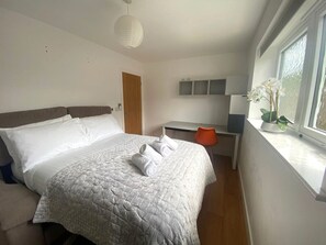 2 bedrooms, desk, iron/ironing board, free WiFi - Stylish Single Storey House in Fen Ditton village (Cambridge)