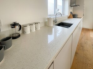 Kylskåp, mikrovågsugn, ugn och diskmaskin