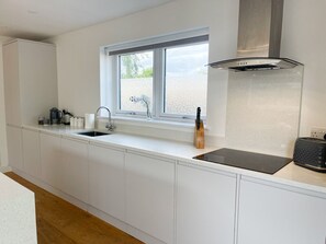 Réfrigérateur, micro-ondes, four, lave-vaisselle