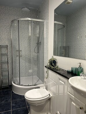Hair dryer, towels - 5 Bed Period House in Historic Heart of Cambridge (Cambridge)