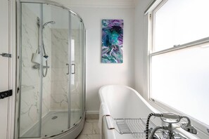 Hair dryer, towels - 5 Bed Period House in Historic Heart of Cambridge (Cambridge)