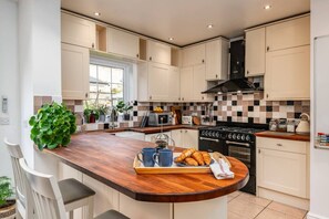 Fridge, microwave, oven, stovetop - Period 5 Bed House in Historic Heart of Cambridge (Cambridge)