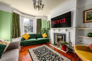 Smart TV, lareira, livros, monitores de computador