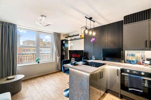 Stylish Waterfront 2-Bed City Apartment