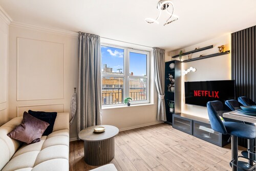 Stylish Waterfront 2-Bed City Apartment