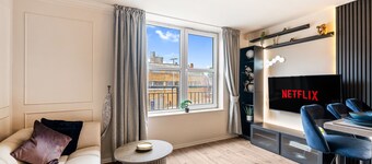 Stylish Waterfront 2-Bed City Apartment
