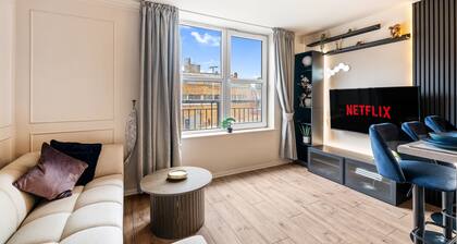 Stylish Waterfront 2-Bed City Apartment