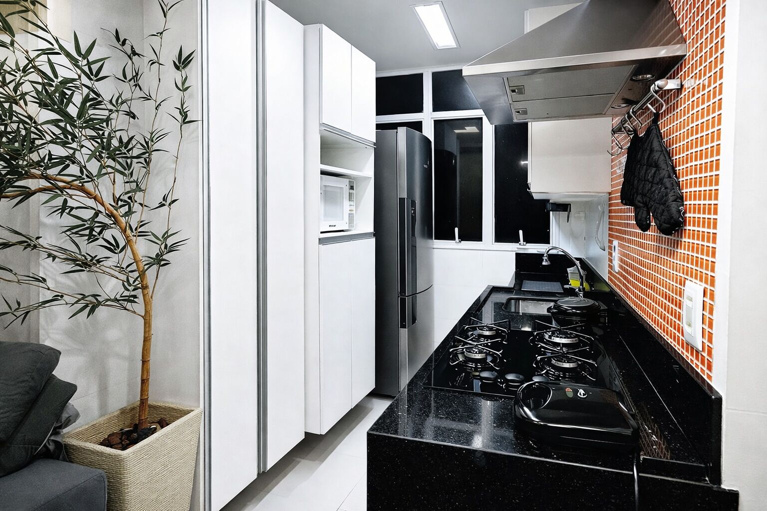 Frigorifero, microonde, forno, piano cottura