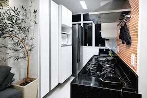 Frigorifero, microonde, forno, piano cottura