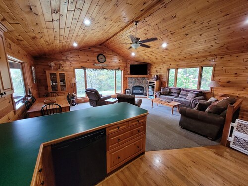 Family Friendly Ellicottville Cabin - Hot Tub & Fireplace Near Skiing and Tubing