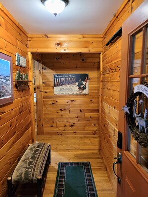 Interior - Family Friendly Ellicottville Cabin - Hot Tub & Fireplace Near Skiing and Tubing (Ellicottville)