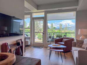 Smart TV - Mountainside retreat - gorgeous 1 bedroom apartment 15 min walk downtown Kelowna (Kelowna)