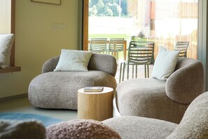 TV connectée, cheminée, livres