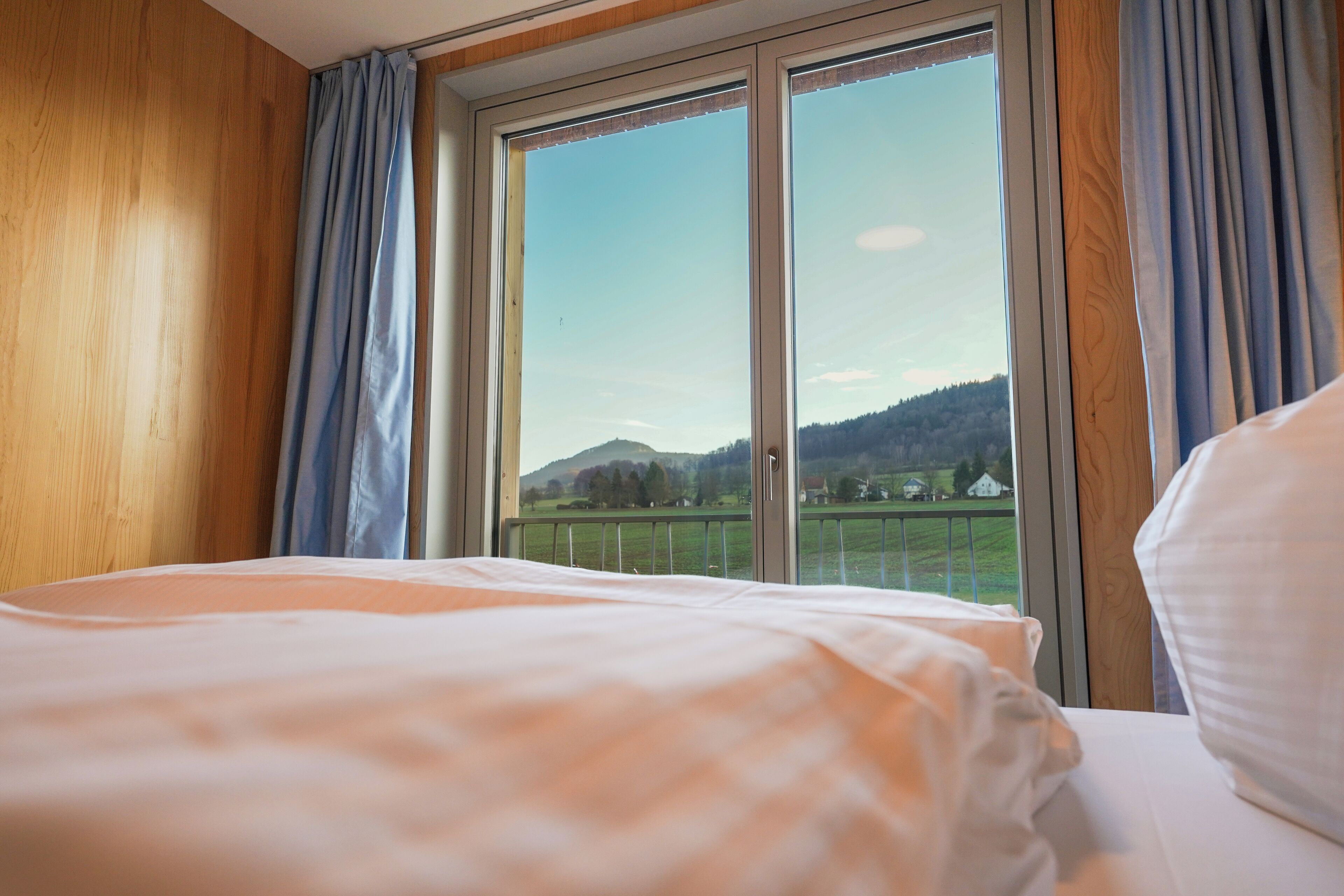 4 quartos, escrivaninha, ferros/tábuas de passar roupa