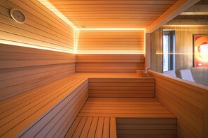 Una sauna de madera con techo inclinado y banco incorporado.