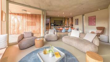 Smart-TV, Kamin, Bücher