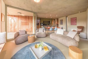 Smart-TV, peis og bøker