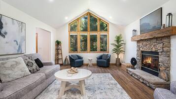 TV connectée, cheminée, jeux vidéo, baby-foot